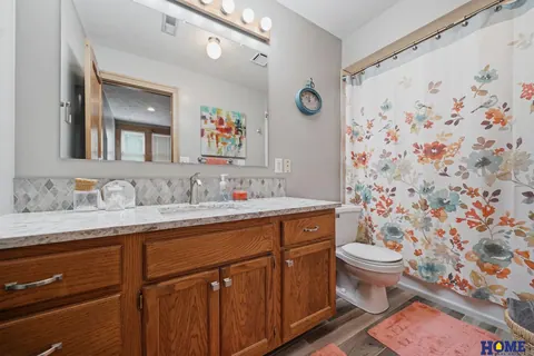 207 W 4th Street: primary suite bath with an oak vanity