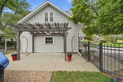 207 W 4th Street: back of the house with the pergola over the patio