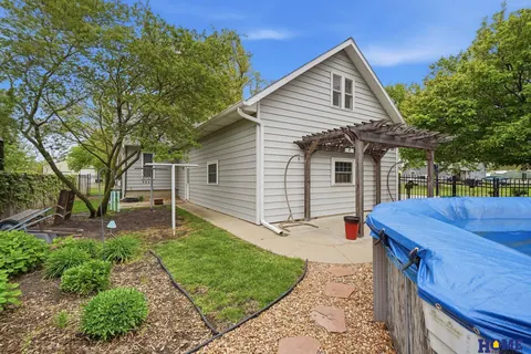207 W 4th Street: back yard with the above-ground pool
