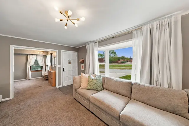 2919 S 37th St: living room, photo 7
