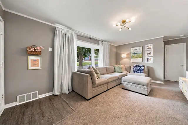 2919 S 37th St: living room, photo 8