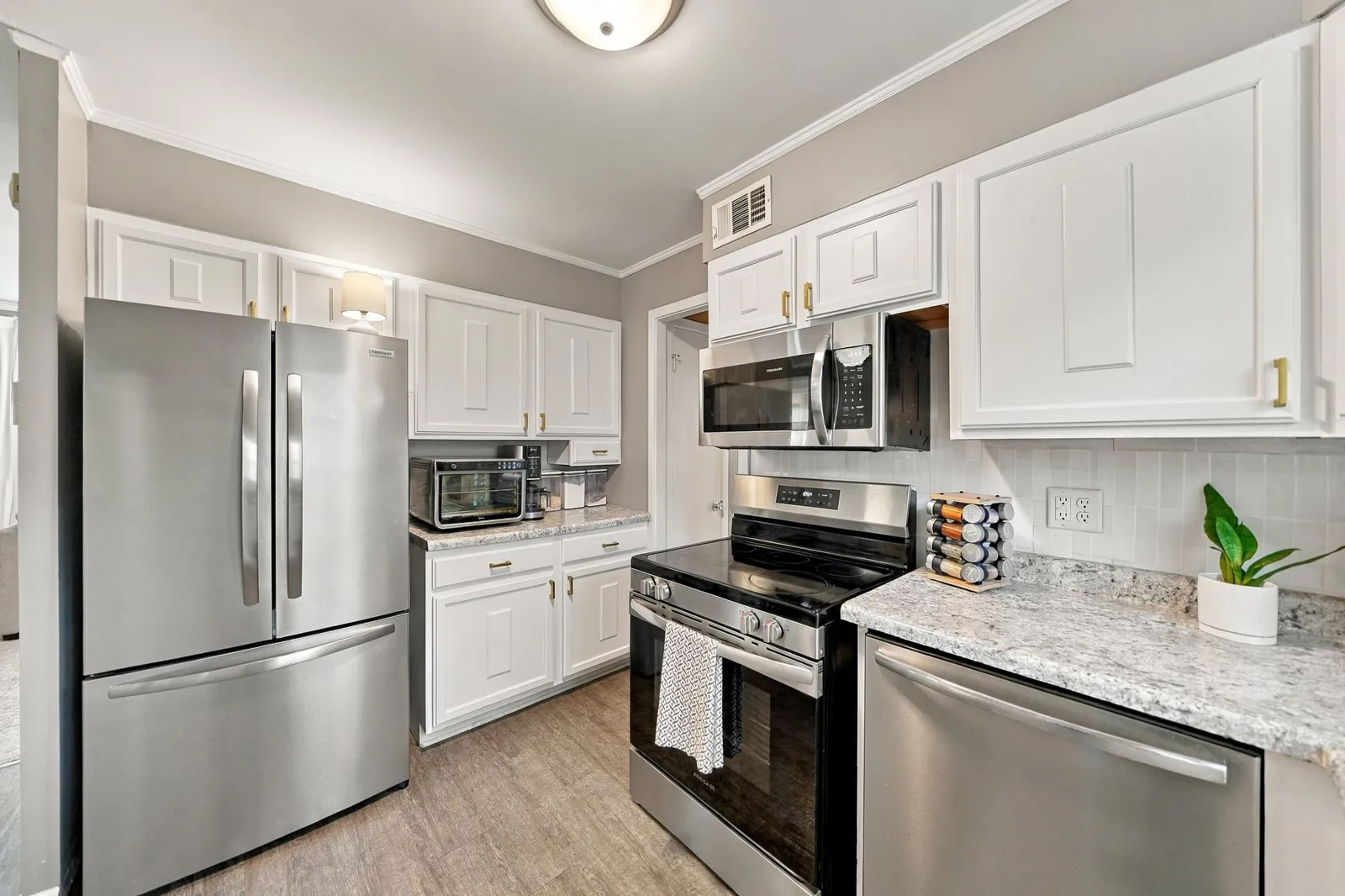 2919 S 37th St: kitchen