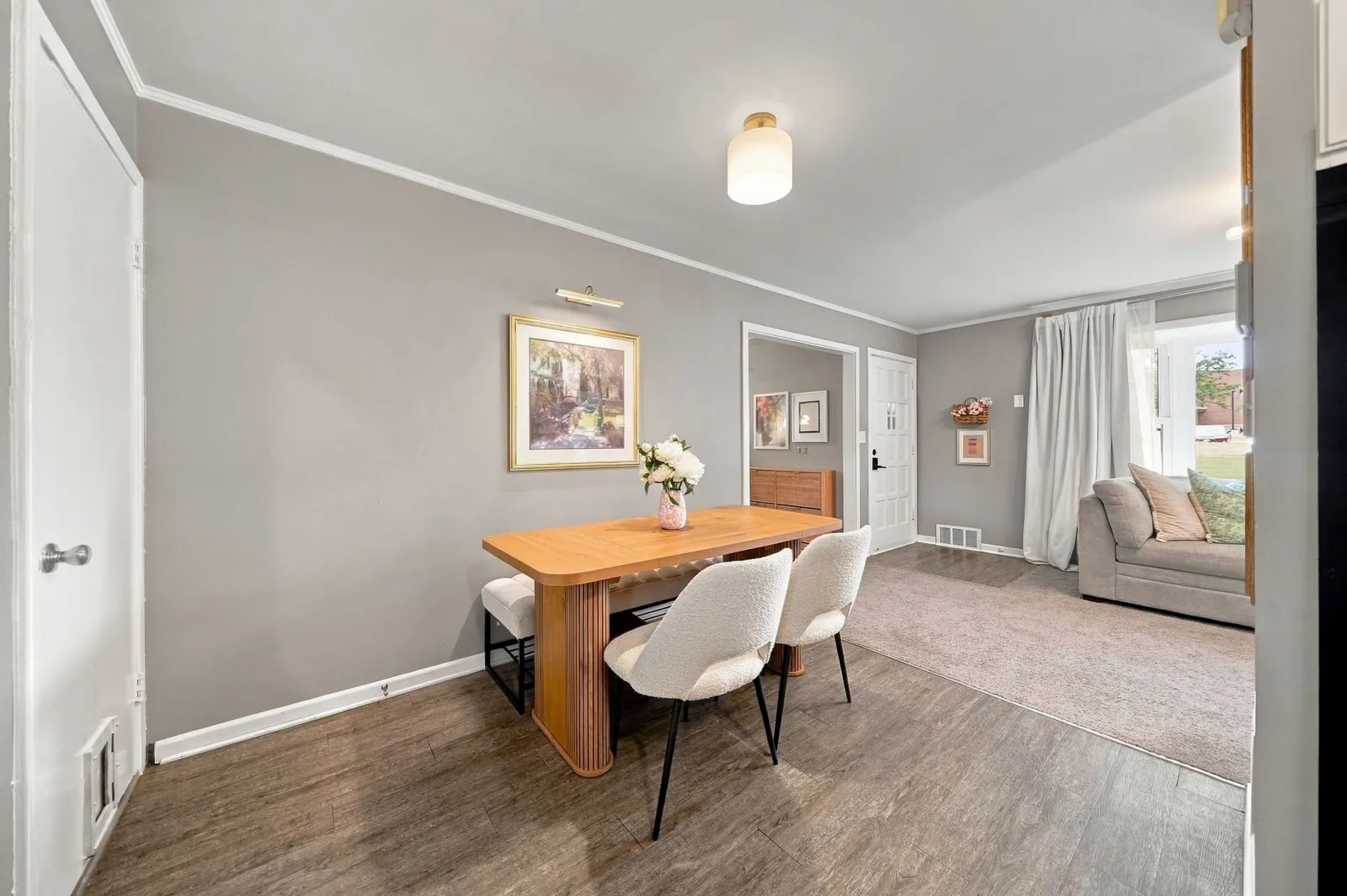 2919 S 37th St: dining area