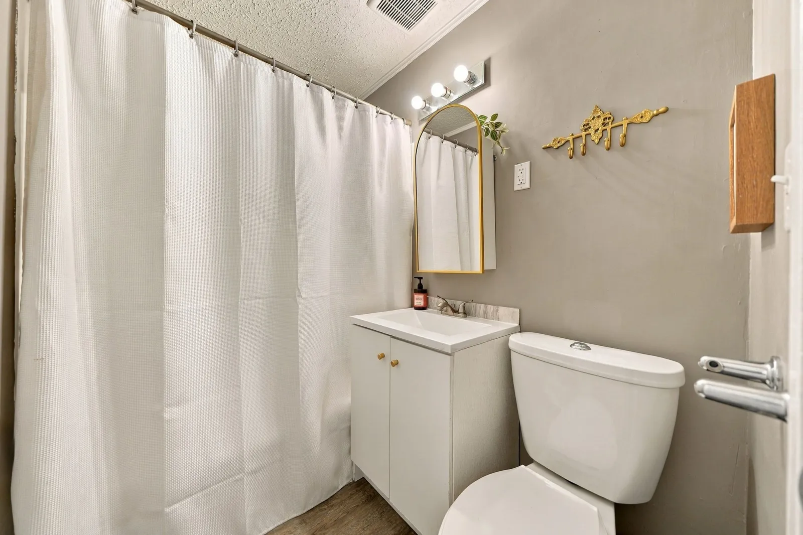 2919 S 37th St: bathroom
