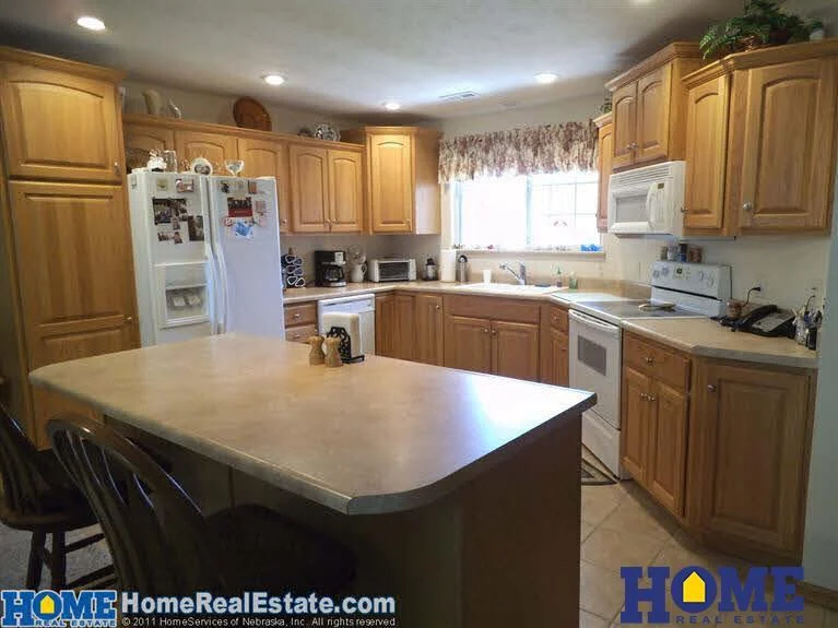 7650 Maple Village Dr: kitchen with center island