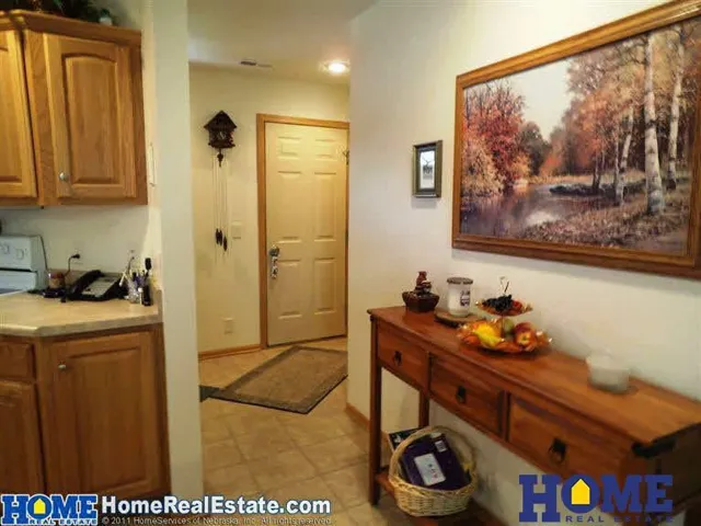 7650 Maple Village Dr: entry hall, photo 6