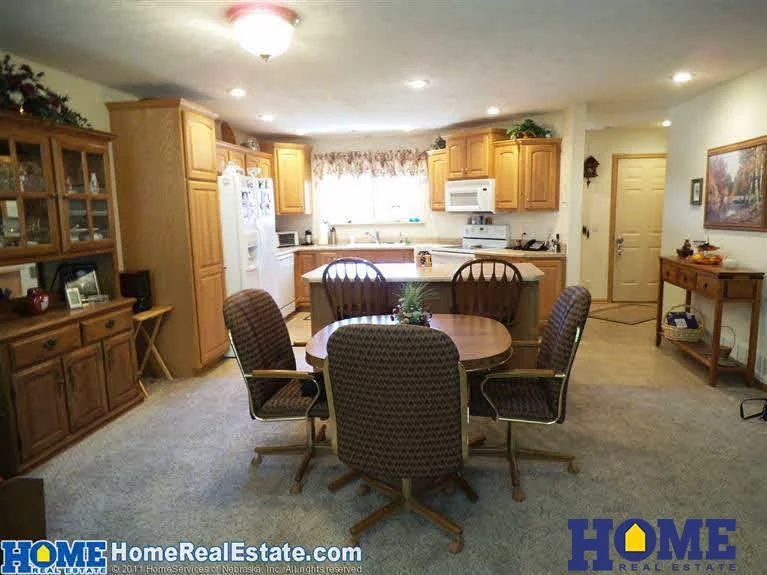 7650 Maple Village Dr: dining area