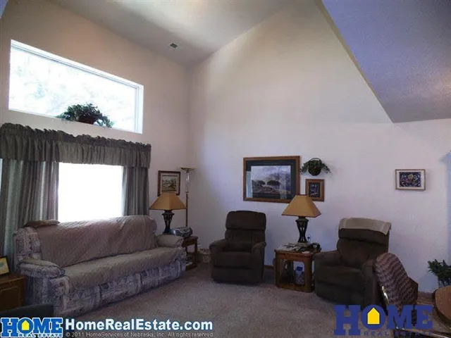 7650 Maple Village Dr: living room with vaulted ceiling, photo 9