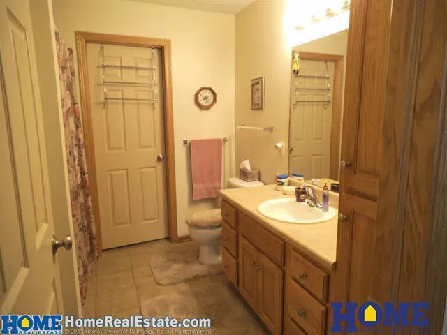 7650 Maple Village Dr: primary bathroom, photo 12