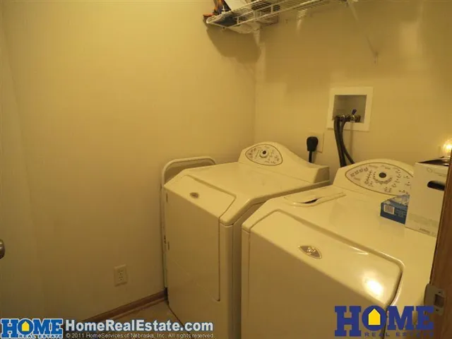 7650 Maple Village Dr: laundry room, photo 13