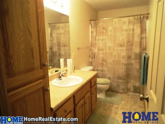 7650 Maple Village Dr: bathroom, photo 17